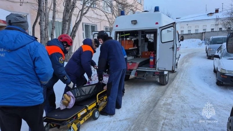 Спасатели МЧС помогли упавшей пенсионерке в Магадане