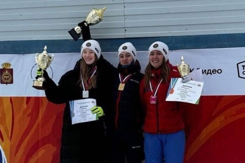 Магаданская летающая лыжница Александра Кустова завоевала 2 серебра Кубка России