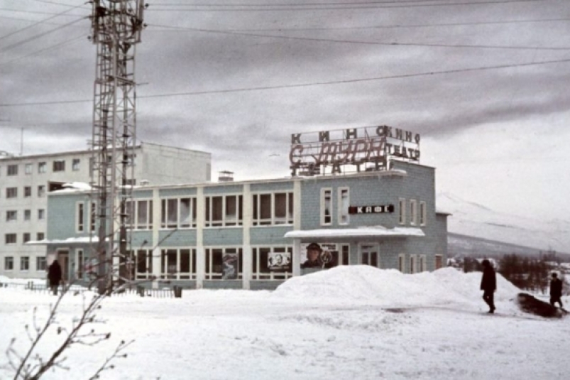 Современный широкоформатный кинотеатр открылся в колымском поселке Сокол 50 лет назад