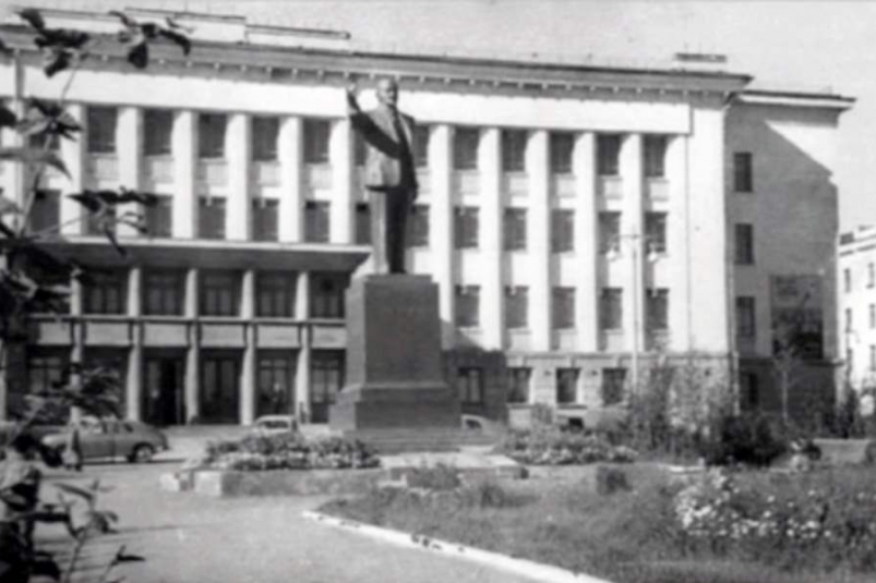Здание Главного и Политического управлений Дальстроя в Магадане отмечает 79 день рождения
