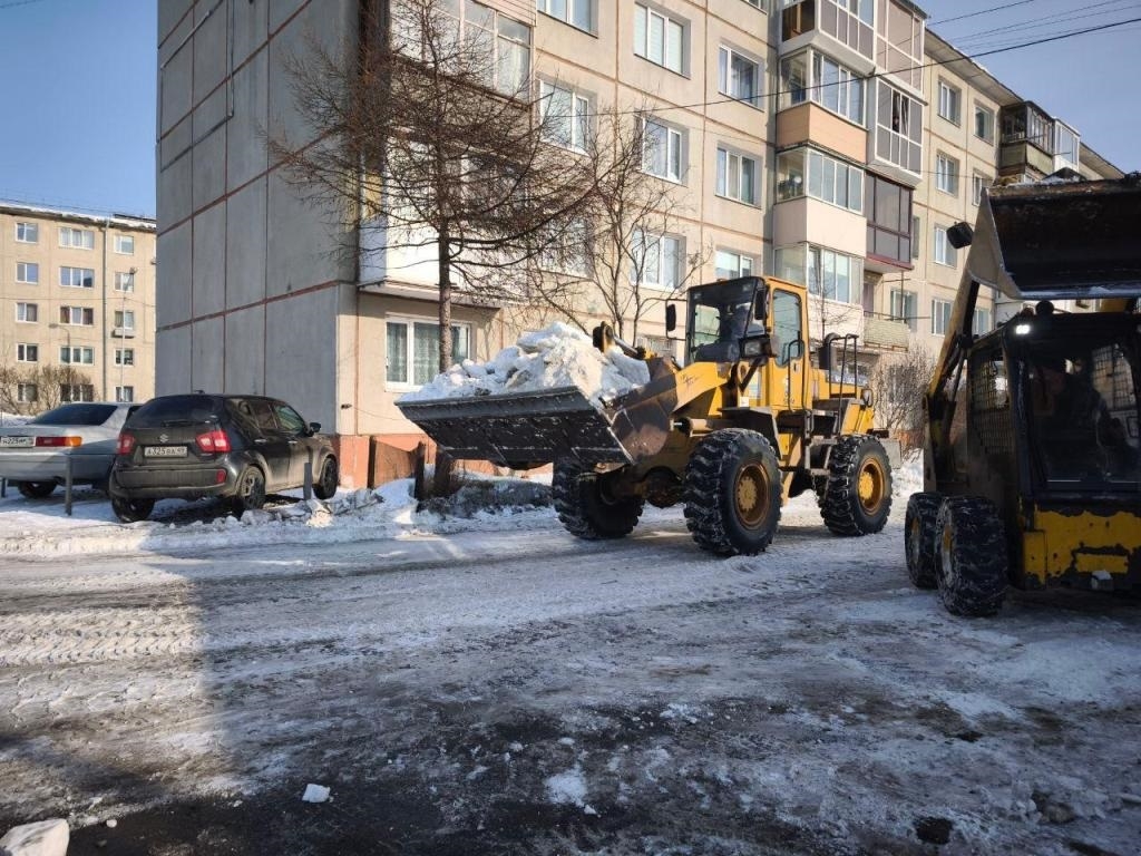 В Магадане продолжается расчистка от снега участков улично-дорожной сети Источник