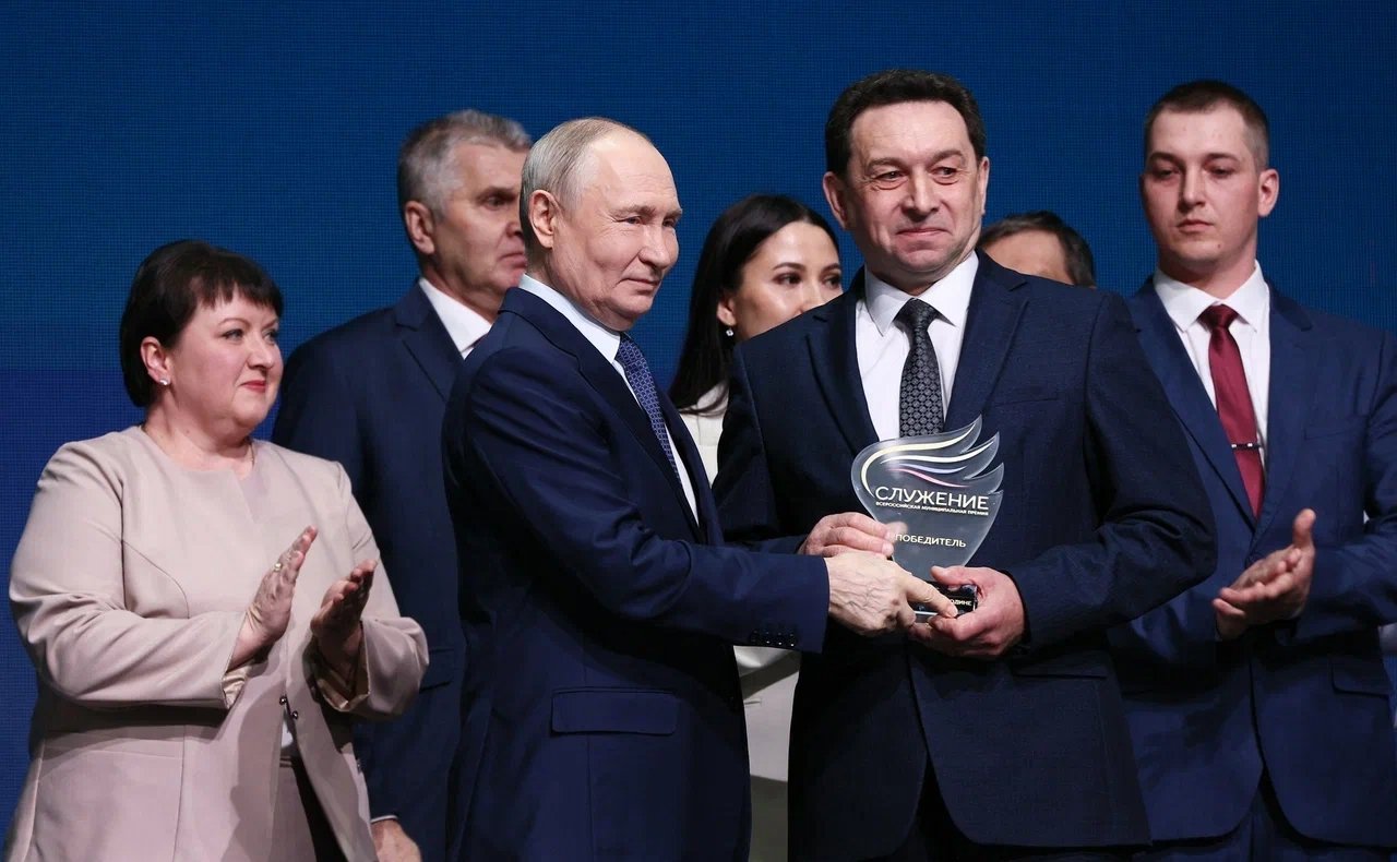 Владимир Путин наградил победителя премии &quotСлужение&quot ВАРМСУ