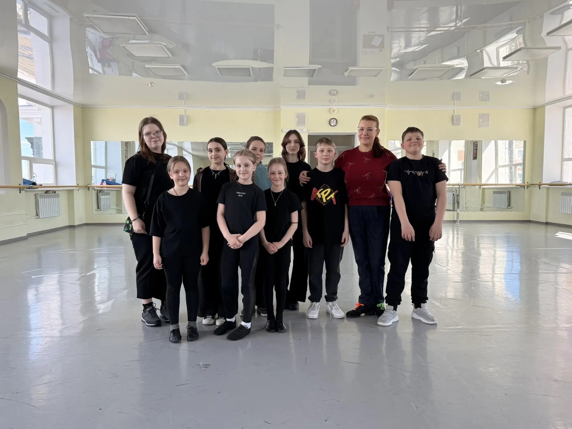 Юные театралы из Усть-Омчуга познакомились с закулисьем Магаданского драмтеатра ММДТ