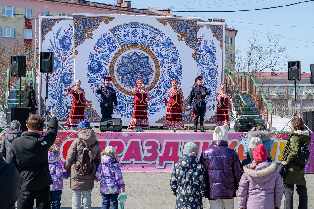 Песнями и танцами, народными гуляниями и забавами магаданцы встретили северную весну Источник