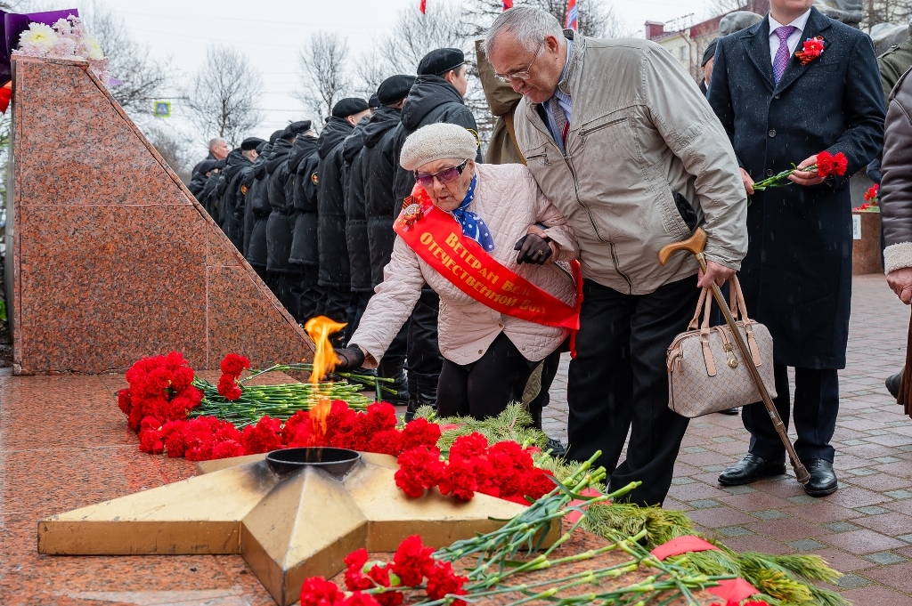 Магаданцы почтили память героев ВОВ и СВО Источник
