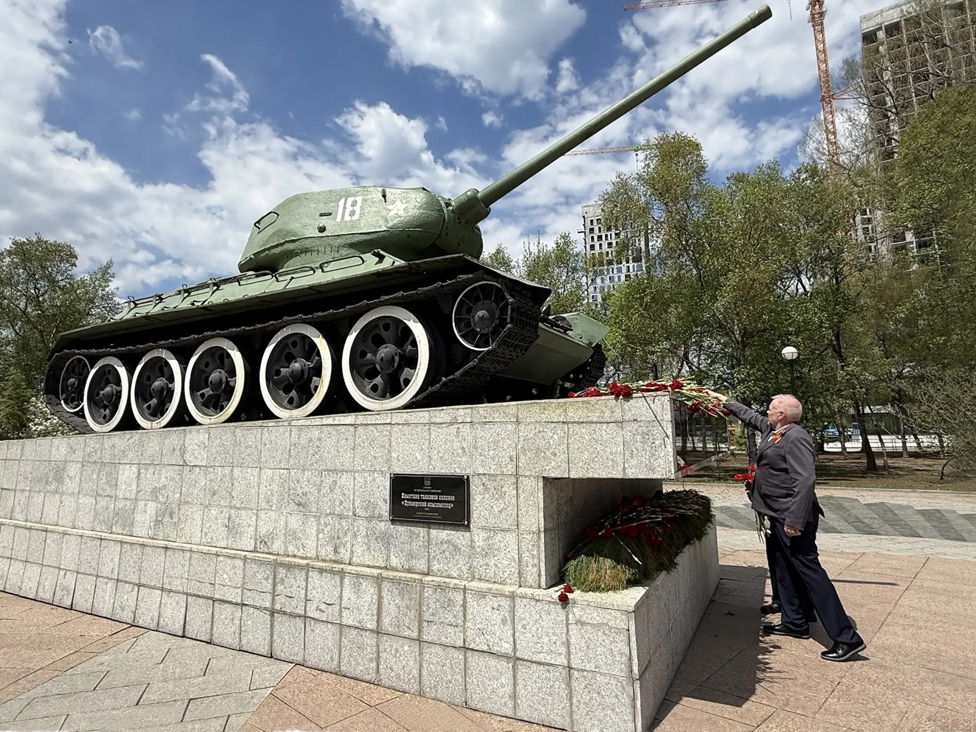 В День Победы Андрей Зыков возложил цветы к памятнику танковой колонне &quotПриморский комсомолец&quot во Владивостоке из личного архива Андрея Зыкова
