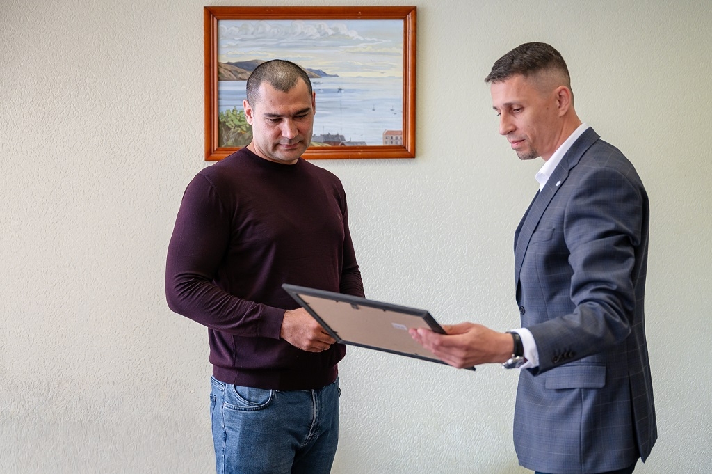 Магаданец Самандар Кадыров получил медаль за помощь бойцам в зоне СВО Источник