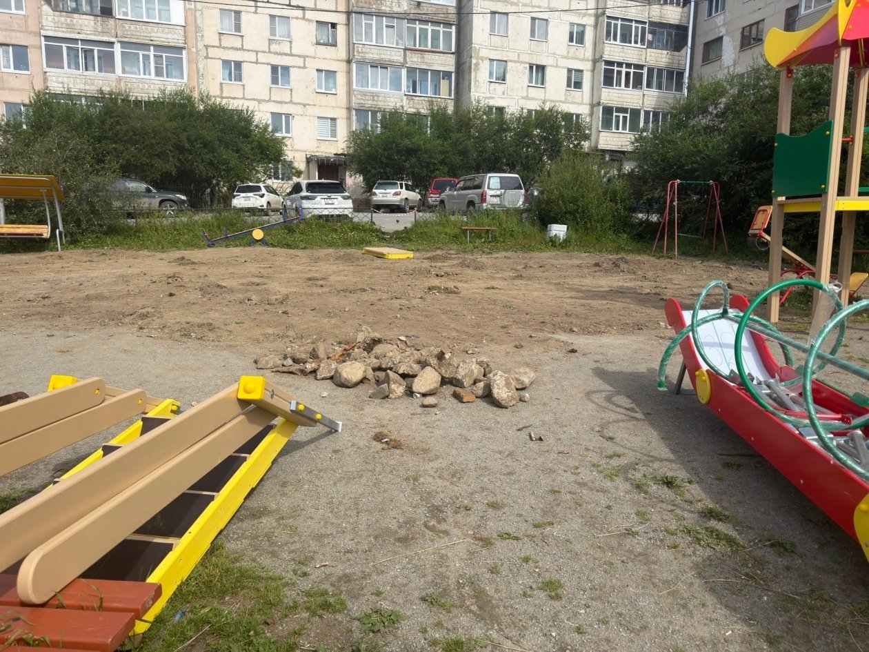 Во дворе дома на Портовой демонтировали старую площадку Дума города Магадана