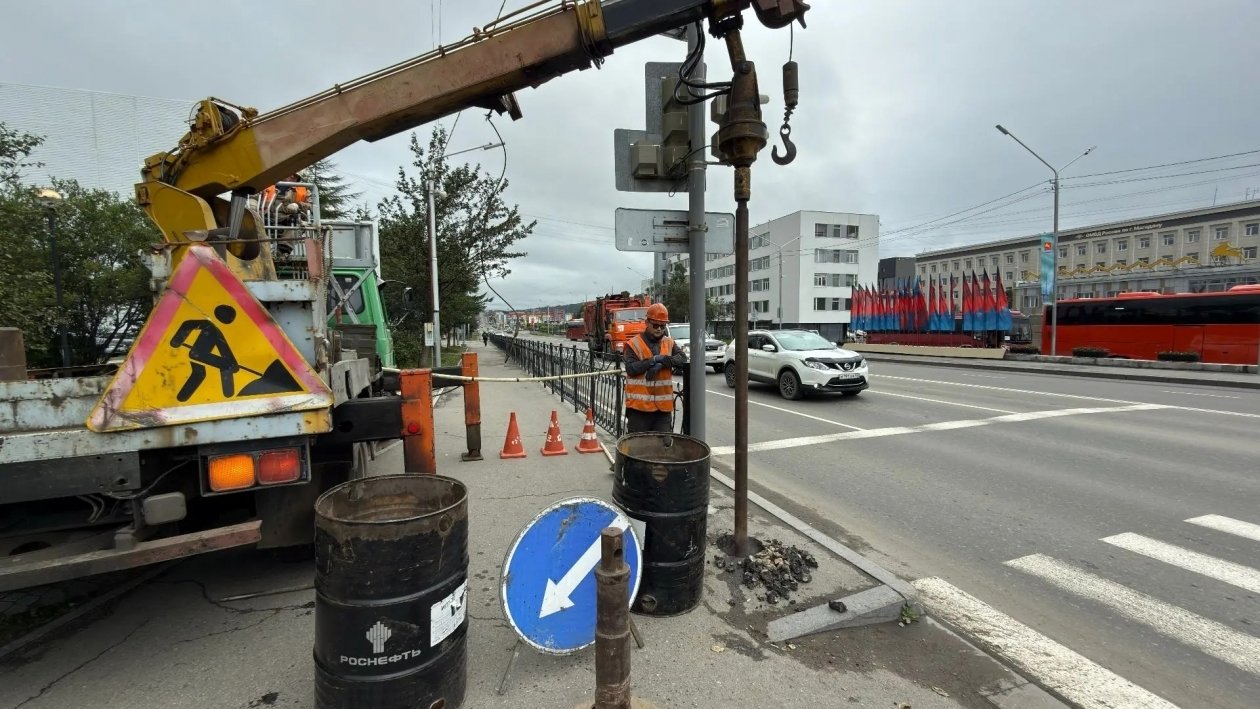 На проспекте Ленина в Магадане стартовали работы по замене опор освещения пресс-служба мэрии Магадана