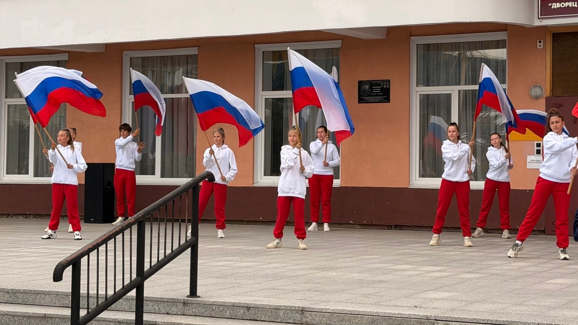 В Магадане прошла патриотическая акция &quotПусть гордо реет триколор&quot Источник