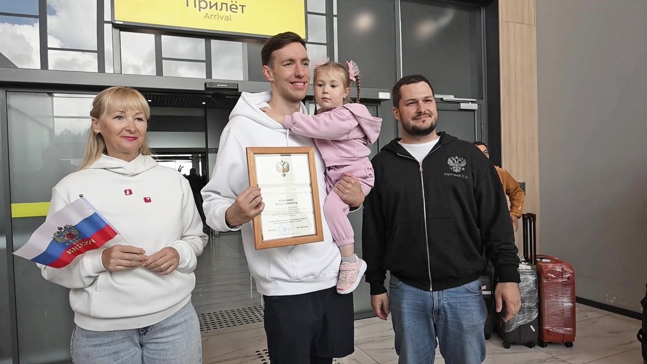 Магадан встретил чемпиона: Иван Кожакин привёз на Колыму три медали чемпионата Европы по плаванию Правительство Магаданской области