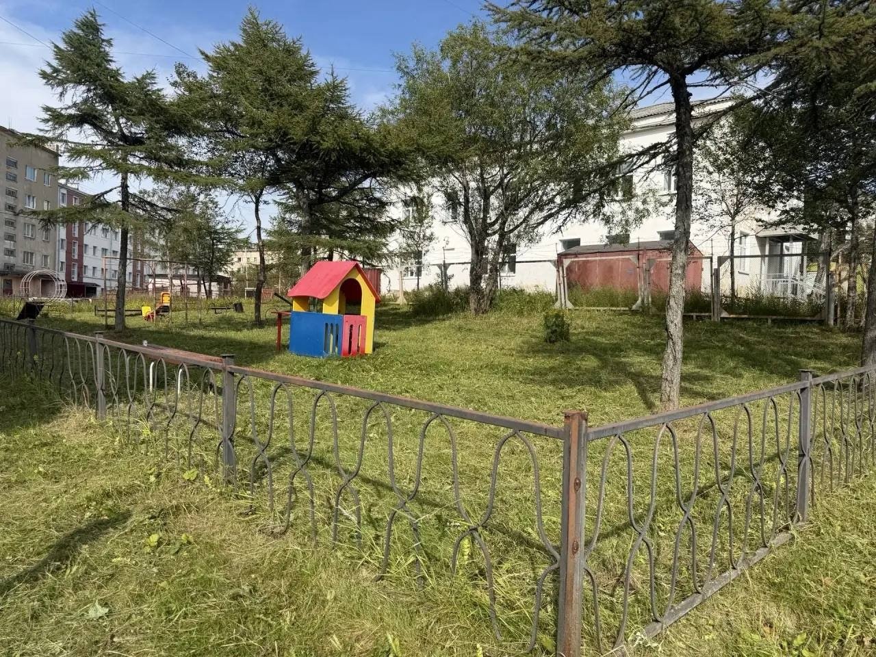 В магаданских дворах продолжают благоустраивать детские площадки пресс-служба Думы города Магадана