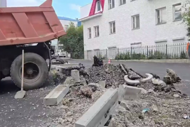 Во дворах на Якутской, 6–6А установили &quotлежачие полицейские&quot и готовят первую в округе крытую контейнерную площадку Дума города Магадана/скриншот видео