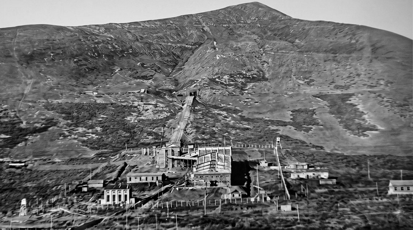 Вид на обогатительную фабрику имени Чапаева и бремсберг. 1943 год из архива МОКМ