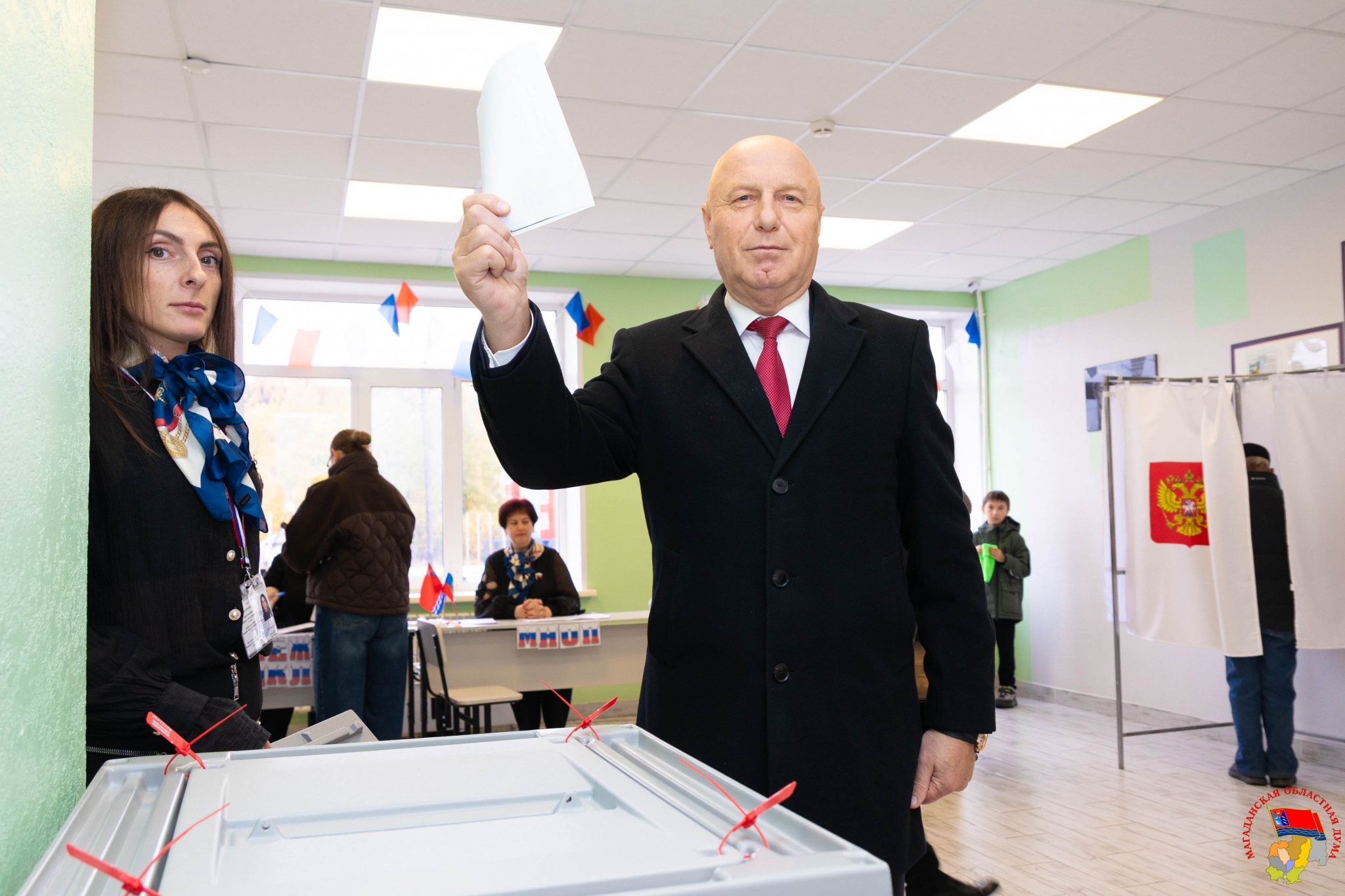 Депутаты областной Думы голосуют на выборах пресс-служба Магаданской областной Думы