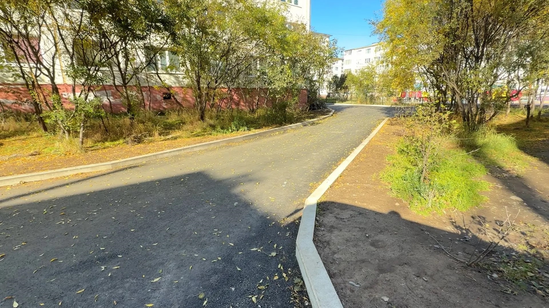 В пяти дворах Магадана завершили большое благоустройство Источник